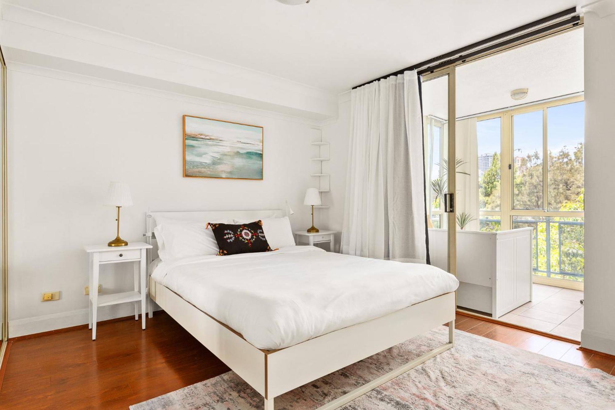 Apartment Views & Great Location: Inner-city 1-bed Sydney